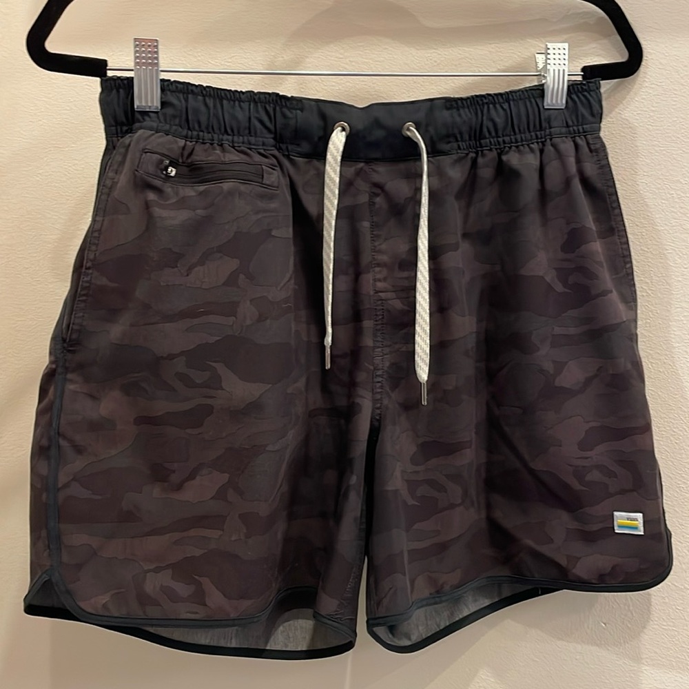 Vuori 5” Banks Shorts - Men’s Medium